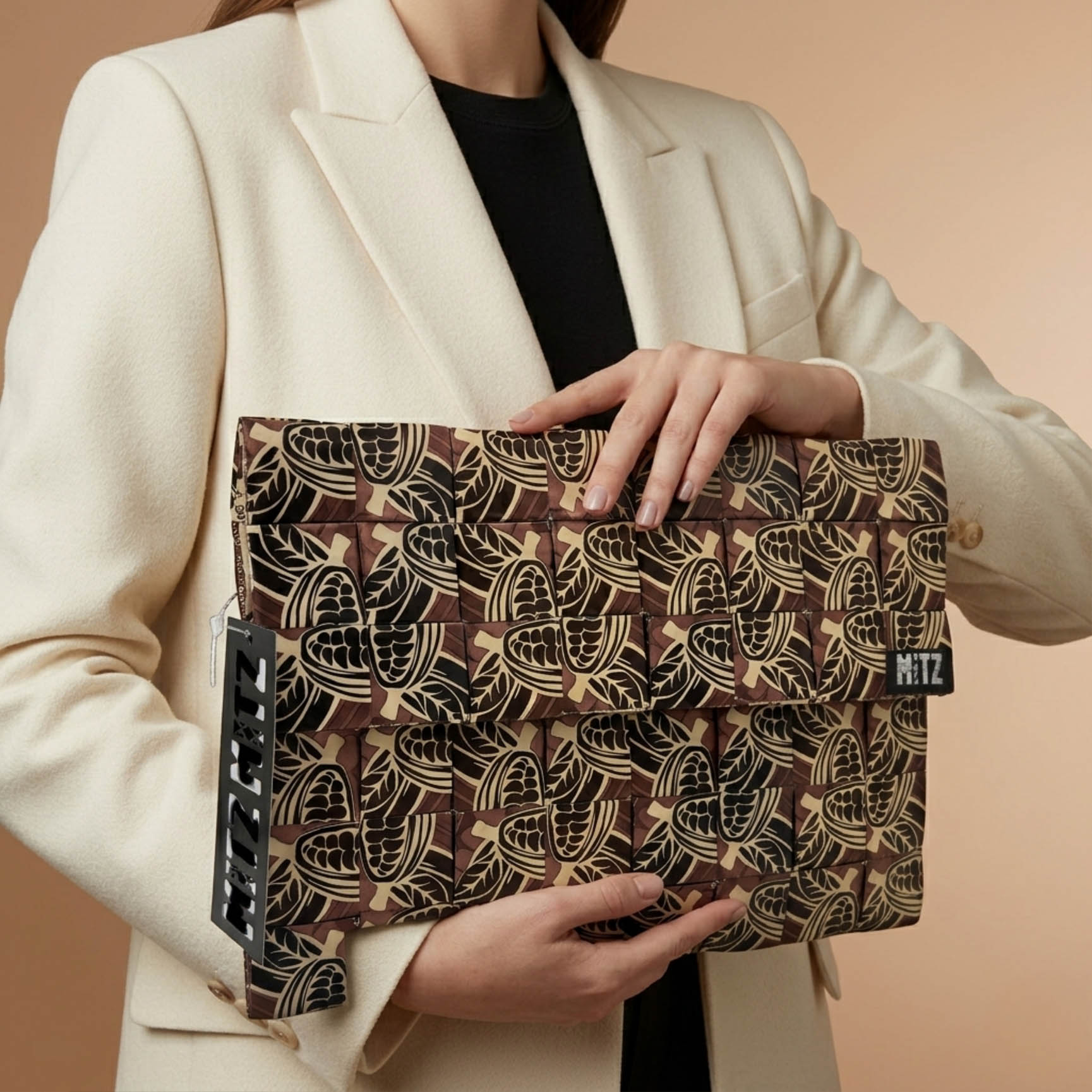 Cartera de mano artesanal abkkao x Fundación Mitz